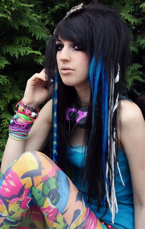 Flexible Emo Teen Mit Blauen Haaren Und Tattoos Telegraph