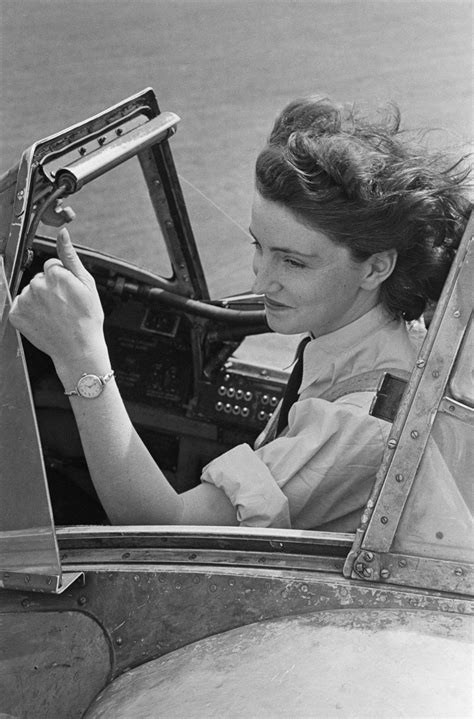 58 Fly Photos Of Female Pilots Female Pilot Wwii Women Pilot