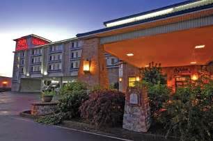 The lobby smells harshly of chlorine, caused by its close proximity to the pool. Book Shilo Inn Suites - Salem, Salem, Oregon - Hotels.com