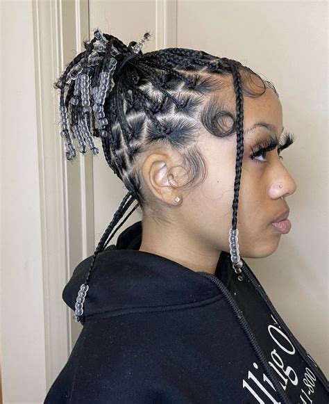 25 trendy short knotless braids with beads hairstyles in 2022 short box braids hairstyles
