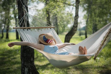 Mujer Que Descansa En Hamaca Al Aire Libre Imagen De Archivo Imagen
