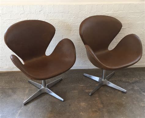 Mid Century Modern Swan Chairs Brown Vinyl Arne Jacobsen Style Pair