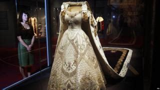 In 1953, for her coronation ceremony, queen elizabeth ii worn a specially made gown designed by norman hartnell instead of the normal surcoat. Day in pictures - 26 July 2013 - CBBC Newsround