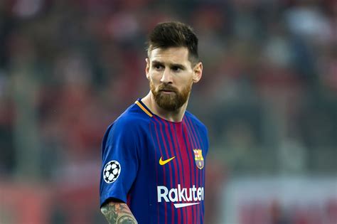 His current girlfriend or wife, his salary and his tattoos. FC Barcelona: Leo Messi: Warum eine Argentinien-Rückkehr ...