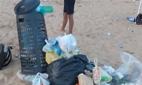 Spiaggia Libera Di Mollarella Un Bagnante Una Meraviglia Peccato Per Tutti Quei Rifiuti