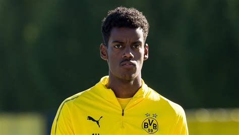 In the current club real sociedad played 2 seasons, during this time he played 90 matches and scored 32 goals. BVB: Alexander Isak angeblich auf dem Wunschzettel von La ...