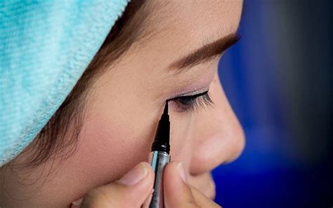 how to apply eyeliner tips and tricks to do it properly