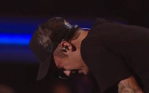 Justin Bieber Breaks Down Crying Right After 2015 Vmas Performance