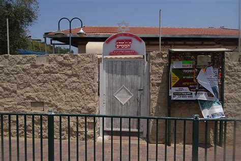 לקראת הילולה רבת משתתפים המתוכננת במקום, אתר קבר רבי ישמעאל כהן גדול בכפר סג'ור נסגר על ידי המועצה בשל ליקויי בטיחות במבנה. Chiconas: שמעון הצדיק מי זה