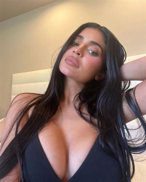 Trending Global Media Kylie Jenner Puts On Busty Display In Sexy New