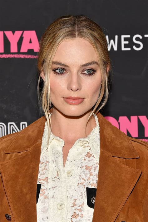 The Key To Perfect Party Beauty Is Glowing Skin Margot Robbie Makeup Glowing Skin Beauty