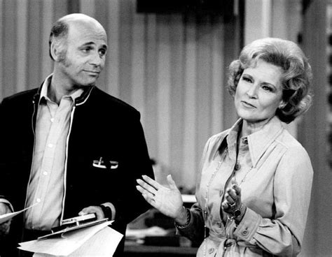 Ted knight as buffoonish anchor ted baxter; Fotogaléria - Bola symbolom krásy a ľudia z nej nevedeli ...