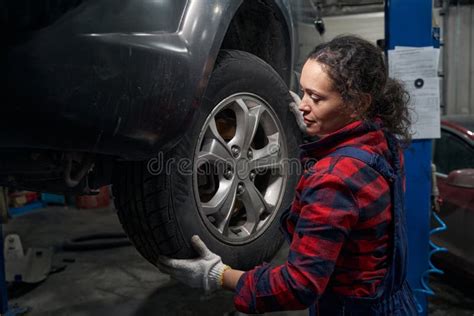 Female Auto Mechanic Changing Car Wheel In Repair Service Station Stock Image Image Of Service