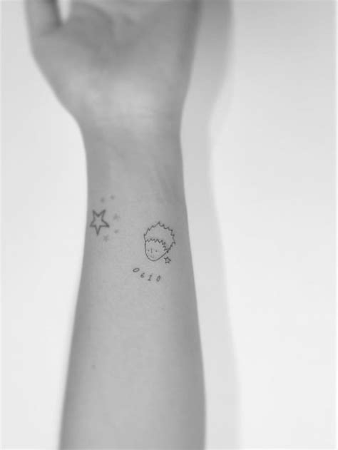 『韓国のワンポイントタトゥーがかわいい。』 小さな花のタトゥー ワンポイント タトゥー 花のタトゥーデザイン
