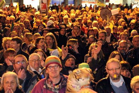 Am protest gegen stuttgart 21 beteiligen sich zehntausende menschen. Fotostrecke: Stuttgart 21: Protest auf Strohsäcken Bild 42 ...