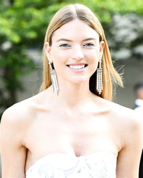 How Martha Hunt Made Her Eyes Sparkle For The Cfda Awards E News Canada