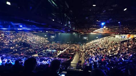 The arena of stars provides the platform for artistes to render their best melodies, for performers to put on show their artistic skills, and for crowds to join in the celebrations and prance to contemporary and hit tunes. Genting Arena