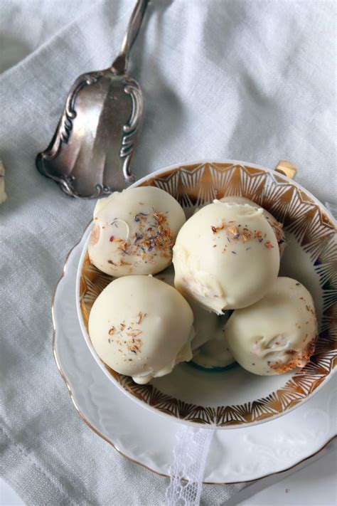 Das ändern eines weißen hintergrunds in einen transparenten hintergrund ist in photoshop eine relativ einfache aufgabe. Selbst gemachte Pralinen mit weißer Schokolade ...