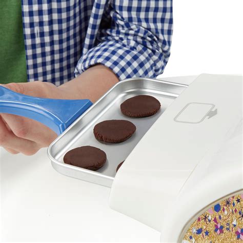 Amazon Com Easy Bake Ultimate Oven Baking Star Edition Toys Games