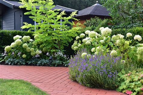 Jeder garten muss auf den winter vorbereitet werden, damit er diesen übersteht. Sommerbepflanzung im Garten | Garten, Bepflanzung ...