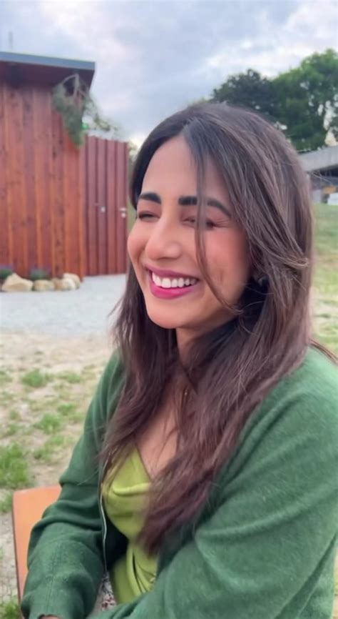Ushna Shah Shares New Picnic Video And Pictures With Husband Reviewitpk