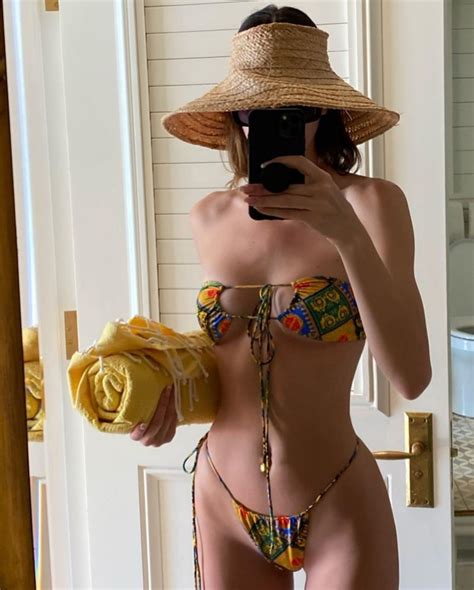 Sie wollen ihr jahr auf instagram noch einmal revue passieren lassen? Kendall Jenner Sizzles in Tiniest Bikini Ever in the ...