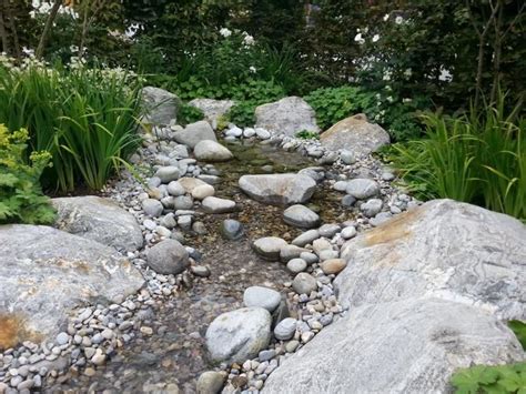Maybe you would like to learn more about one of these? Gartengestaltung mit Kies und Splitt | Bachlauf im garten ...