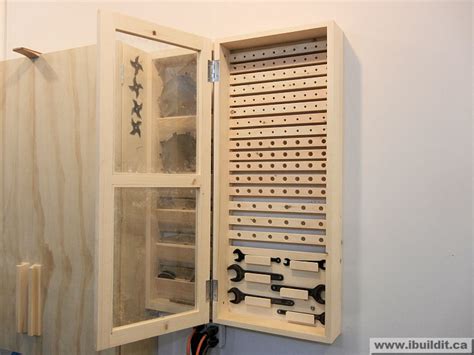 It offers a storage bay for a dovetail jig and a pair of drawers to hold accessories and oversize cutters. How To Make a Router Bit Cabinet - IBUILDIT.CA