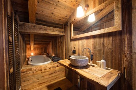 A realizzare questa ristrutturazione è stato il designer christian speck che ha cercato di unire un arredo moderno all'aspetto naturalistico dell'abitazione, creando un ambiente caldo ed accogliente, dal fascino. Bagno artigianale in legno antico | Arredamento baita di ...