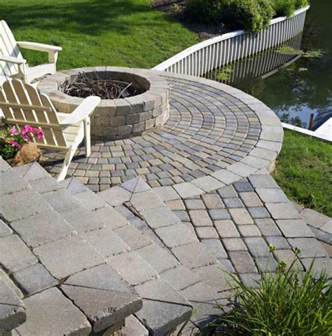 Im garten feuerstelle im garten sitzecke feuerstelle anlegen mchte der zeit ein outdoor wohnzimmer gestalten jetzt entdecken. Setzen wir uns neben die Feuerstelle im Garten hin!