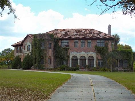 12 Staggering Photos Of An Abandoned Mansion Hiding In Florida