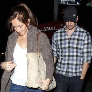 Here's some photos of chris evans running into a dermatologist's office in late july. Chris Evans and Minka Kelly Have a Sweet Sushi Date Night | Chris evans, Minka kelly, Sweet sushi