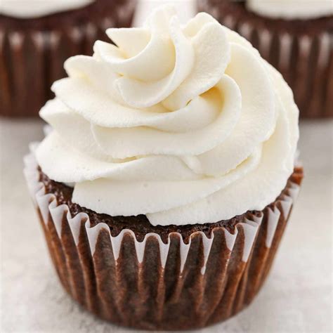 It is made with heavy cream, a type of cream that contains a large amount of fat. How To Make Stabilized Whipped Cream - Live Well Bake Often