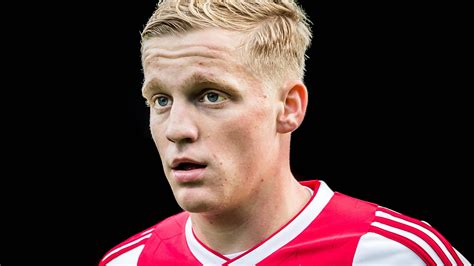 Precies een jaar geleden kregen de twee een relatie. Van de Beek vocht zich terug bij Ajax en wil nu eindelijk ...