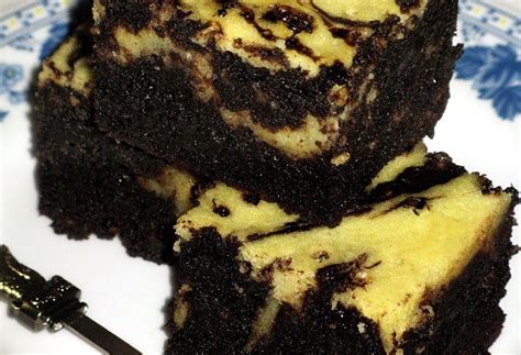 Brownies dengan tekstur fudgy, tidak menggunakan baking powder dan rasio coklat dan butter lebih tinggi. CREAM CHEESE MARBLE BROWNIES di 2020 | Resep biskuit, Makanan, Resep kue coklat