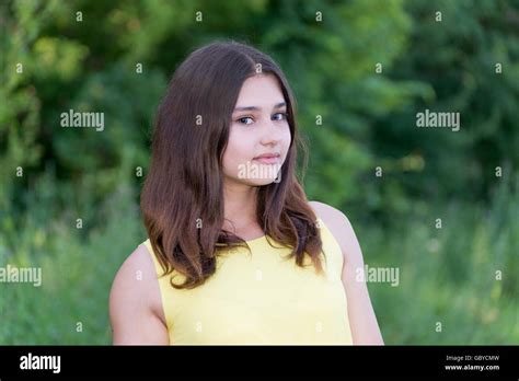 Schöne Mädchen 14 Jahre Alt Posiert Auf Sommer Natur Stockfotografie Alamy