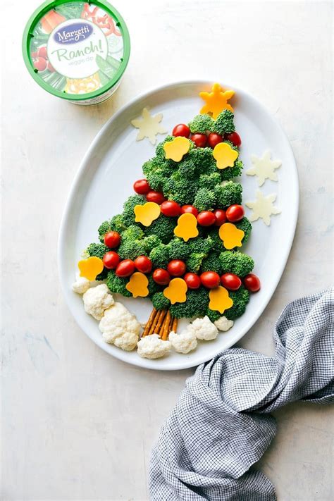This fun christmas tree fruit platter can't help but bring a smile to your littles ones faces! Holiday Veggie Platter Ideas | Chelsea's Messy Apron