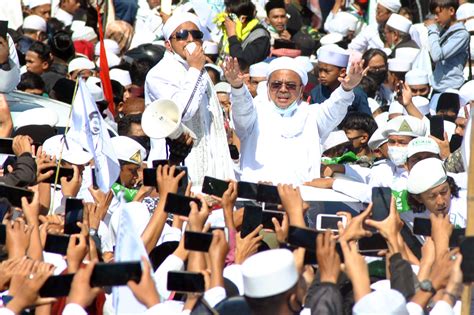 Habib rizieq shihab bersyukur bisa selamat sampai tanah air dari arab saudi, selasa (10/11/2020). Kegiatan Habib Rizieq Banyak Undang Massa, Kapolda Jabar : Langgar Protokol Kesehatan Covid-19 ...