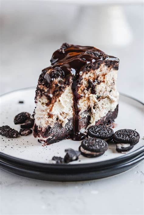 Filled with vanilla and chocolate ice cream, plus crushed oreos and hot fudge, this is easy to spread, easy to slice and added a little extra creamy bite. Chocolate Oreo Cookie Ice Cream Cake | Olive & Mango