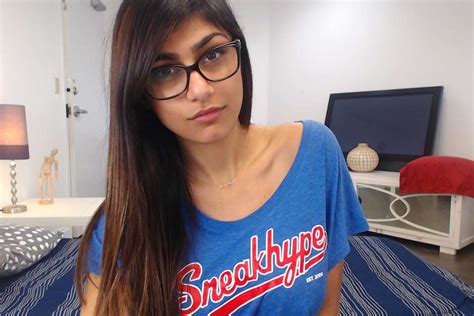 She began acting in pornography in october 2014, becoming the most viewed performer on pornhub in two months. OT rating on porn star turned sports show host Mia Khalifa ...