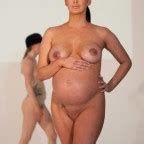 Sophia Cahill Desfila Desnuda Y Embarazada En La London Fashion Week La Biblioteta