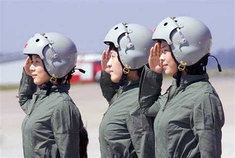 中国空军首批战斗机女飞行员携新飞行装具亮相组图