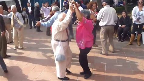 Дедушка зажигает на танцполе grandpa dancing youtube