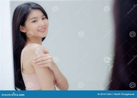 Linda Jovem Asiática Sexy Parece Um Espelho Aplicando Creme No Ombro E Na Mensagem Imagem De