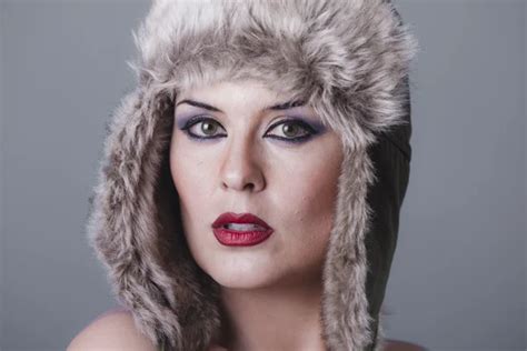 Chica desnuda en sombrero de invierno ruso fotografía de stock outsiderzone