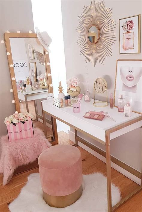 We have created a photo gallery where we have gathered makeup vanity