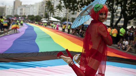 فيديو شاهد عودة موكب فخر المثليين على شاطئ كوباكابانا بريو دي جانيرو البرازيلية Euronews