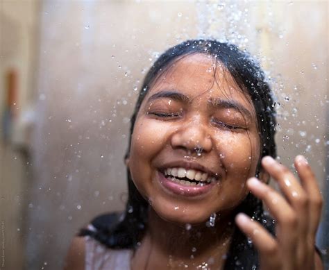 A Girl Enjoy Shower Bath In Summertime India Del Colaborador De