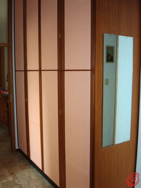 > come mantenere l'armadio in ordine? rinnovare l'aspetto di un vecchio armadio - Casa e Trend