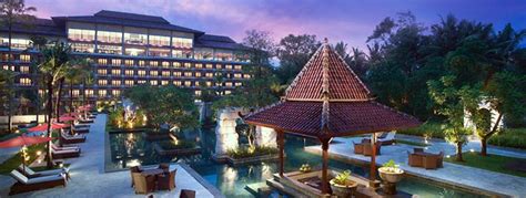 Terletak di ring road sebelah barat kota jogja, lokasi dari resort ini pun mudah diakses dan tidak jauh dari perkotaan. Sheraton Mustika Yogyakarta Resort and Spa, Yogyakarta